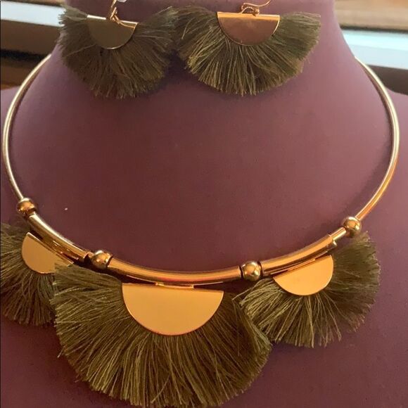 Green fringe necklace and earring set - Picture 2 of 7